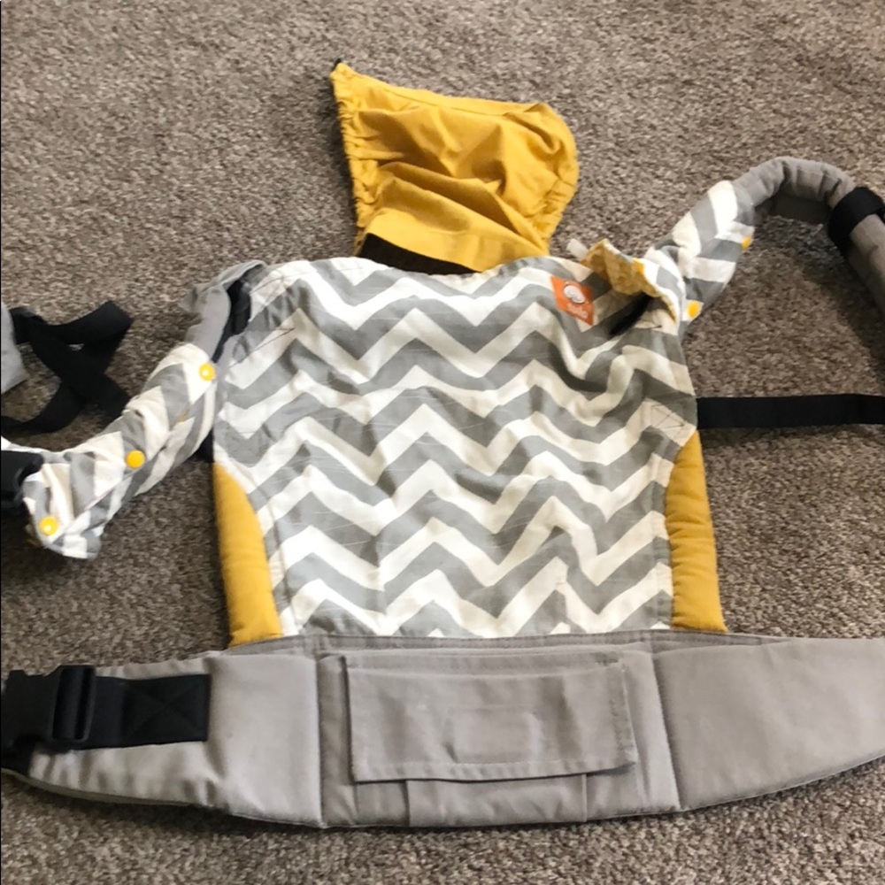 Grey and yellow chevron Tula w/ suck pads and hood